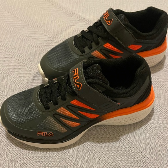 NIB BOYS FILA SNEAKERS SIZE 13 - Picture 1 of 5